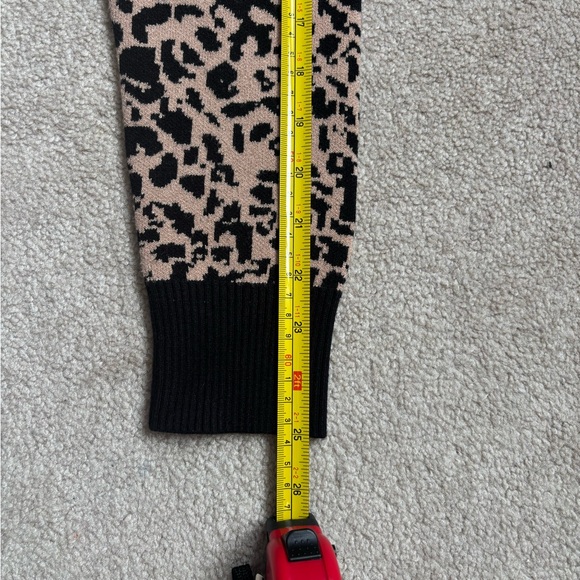 Tahari Women's Leopard Animal Print Turtleneck Sweater Size (M) Beige And Black - Picture 5 of 12